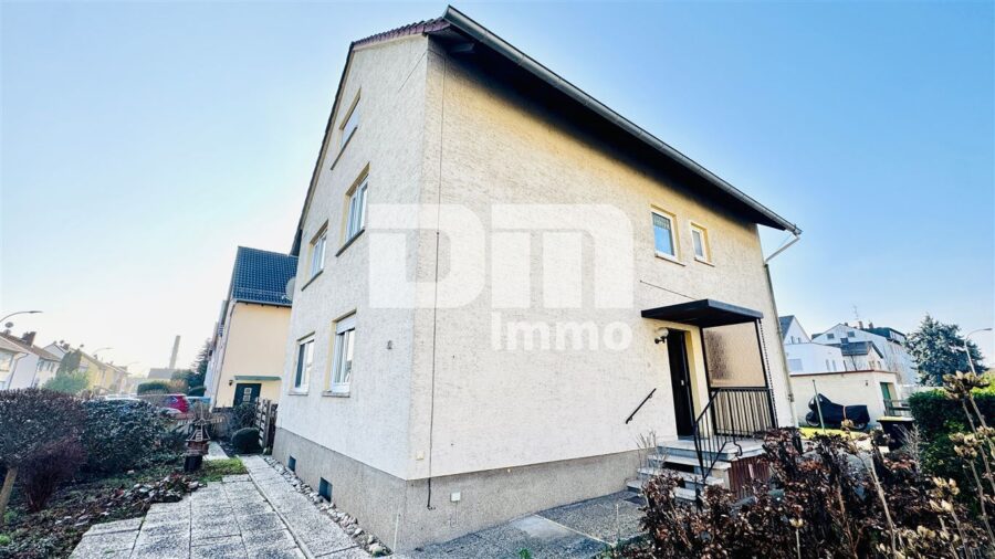 Kompakte Dreizimmer DG Wohnung in gepflegtem Dreifamilienhaus in gesuchter Lage - Seitenansicht / Haupteingang